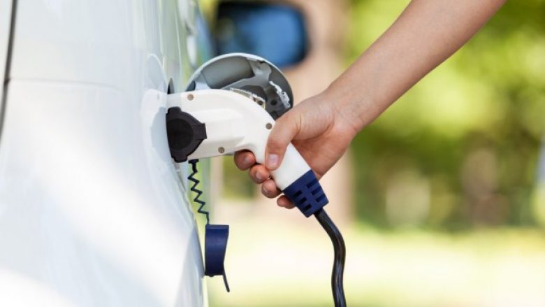 kalifornia-ndaloi-karikimin-e-veturave-elektrike-per-shkak-te-mbingarkeses-se-rrjetit