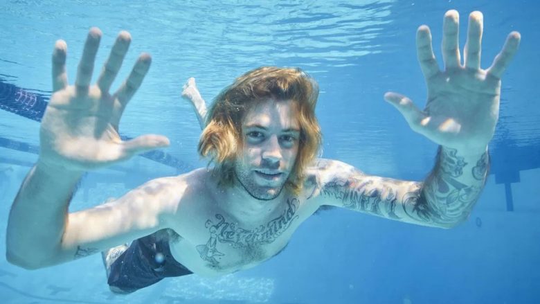 spencer-elden-humb-gjyqin-ndaj-nirvana-lidhur-me-kopertinen-e-albumit-nevermind,-ku-shfaqet-si-foshnje