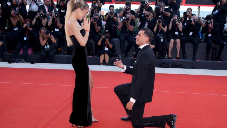 alessandro-basciano-i-ben-propozim-romantik-sophie-codegonit-gjate-parakalimit-ne-tapetin-e-kuq-ne-festivalin-e-filmit-ne-venecia