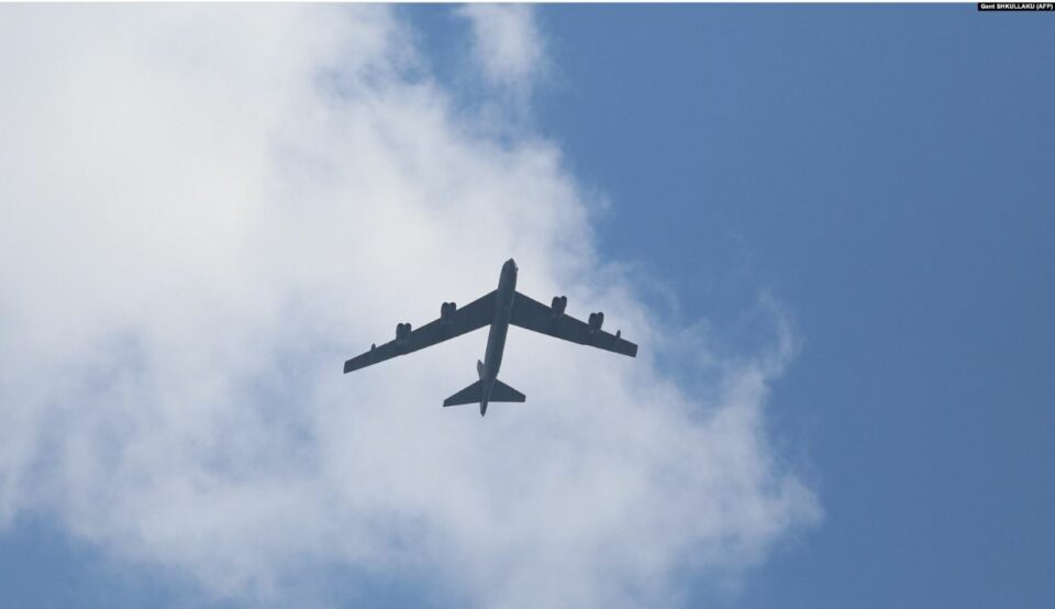 kjo-pyetje-shqetesoi-cdo-pasagjer:-a-e-dini-pse-nuk-ka-parashuta-ne-avion?