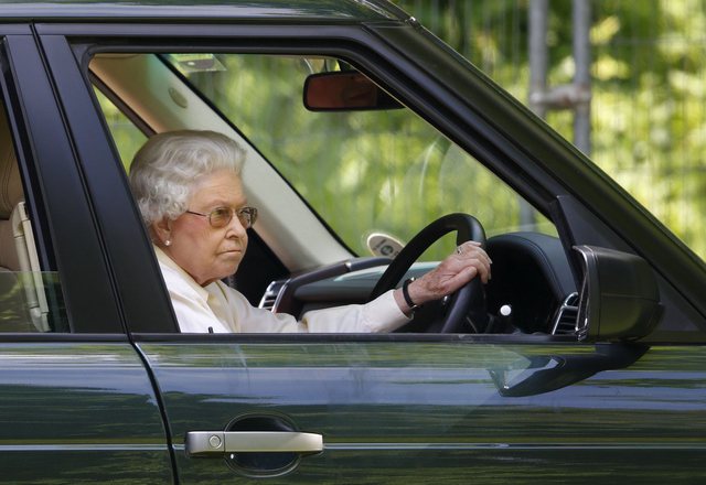 i-lejohej-te-thyente-shume-rregulla-te-mbreterise,-pse-mbreteresha-elizabeth-levizte-pa-patente-dhe-pa-rrip-sigurimi?