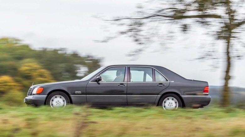 qendroi-i-mbyllur-per-tete-vjet-ne-nje-garazh,-ky-mercedes-s600-duket-krejt-i-ri-pas-“pastrimit-ne-detaje”
