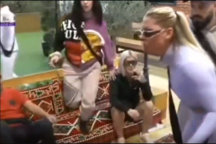 “mshele-gojen-se-te-shkyje-si-pulen”,-publikohet-videoja-tjeter-vulgare-e-“it’s-my-home”