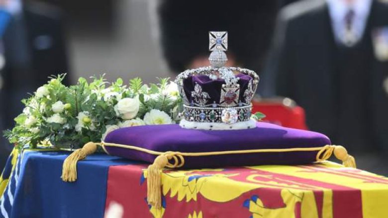 kurora,-sfera-dhe-shufra-–-detaje-te-gjerave-qe-jane-ne-arkivolin-e-mbretereshes-elizabeth-ii