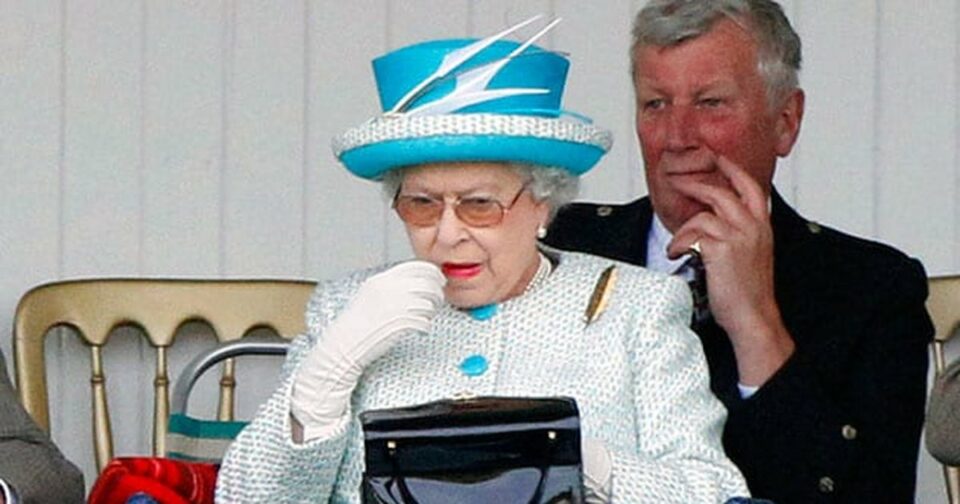 buzekuqi-qe-mbreteresha-elizabeth-ii-e-perdori-per-te-derguar-kete-sinjal-sekret