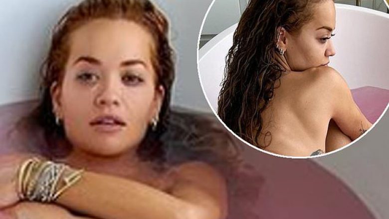 rita-ora-i-le-pak-vend-imagjinates,-teksa-pozon-e-zhveshur-ne-nje-vaske