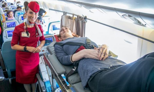 gruaja-me-e-gjate-ne-bote-udheton-per-here-te-pare-me-aeroplan