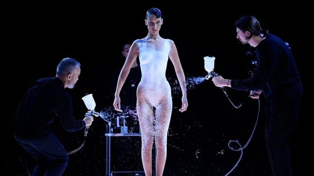 zgjidhet-“dilema”-e-bella-hadid:-si-u-kthye-sperkatja-ne-fustan-prej-se-verteti?