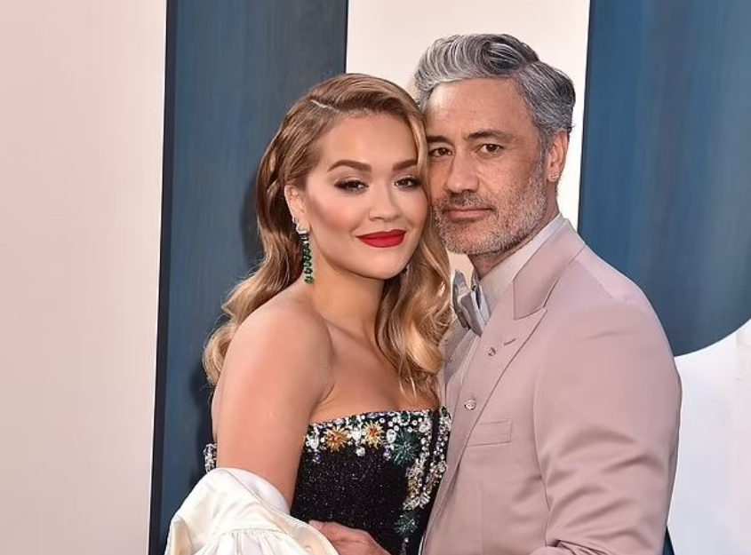 rita-ora-flet-per-martesen-e-saj-me-regjisorin-taika-waititi,-thote-se-eshte-shume-e-dashuruar