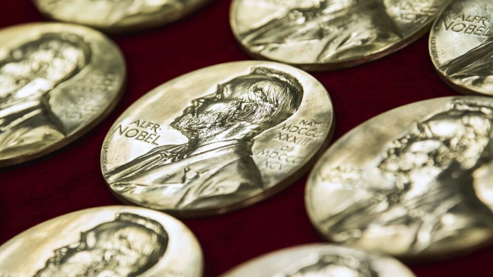 tre-shkencetare-rrembejne-nobelin-per-kimi