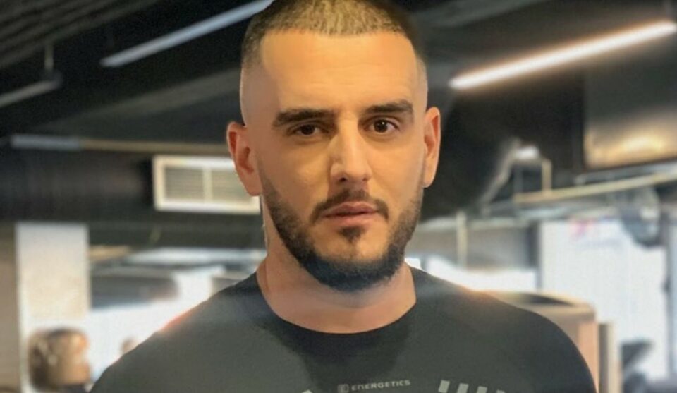 “gueril-dhe-front”,-pas-djemve,-gold-ag-zbulon-emrat-e-vecante-qe-ka-zgjedhur-kur-te-behet-me-vajze