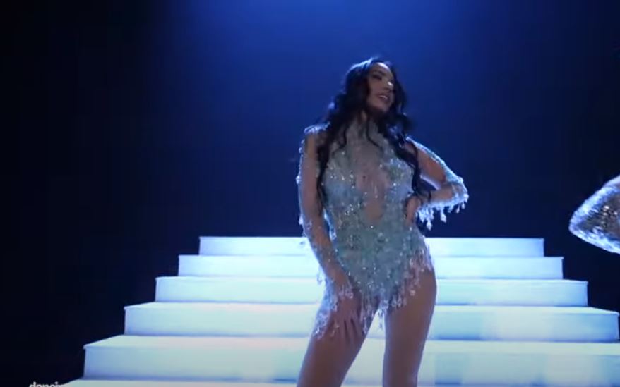 bora-zemani-fillon-‘dancing-with-the-stars’-me-nje-kercim-dhe-i-ve-flaken-skenes