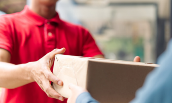 priste-kepucet-qe-porositi-online,-burrit-i-vjen-edhe-pako-me-7-kg-droge