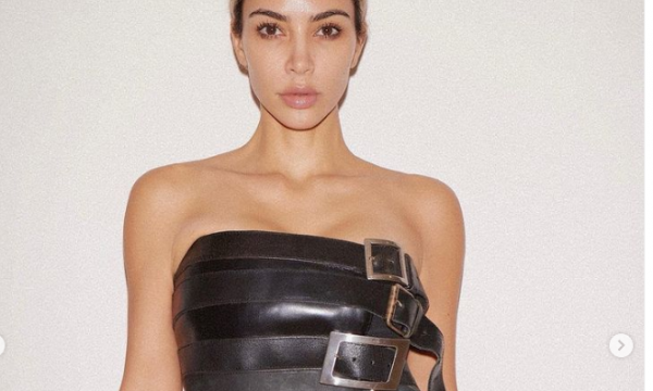 veshja-e-kim-kardashian-qe-beri-buje-ne-bote,-kengetarja-e-njohur-kosovare-e-kishte-veshur-ne-vitin-2000