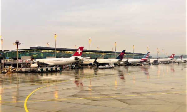 kete-qe-ka-bere-ky-shqiptar-ne-aeroportin-e-cyrihut,-mund-ta-keni-pare-vetem-ne-filma