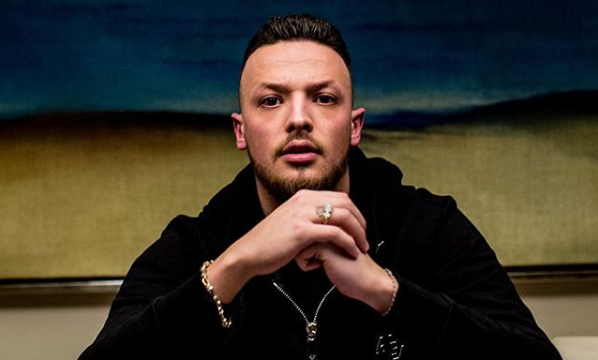 azet-publikon-fotografi-me-shume-para-ne-duar,-perballe-viles-e-vetures-se-tij-luksoze