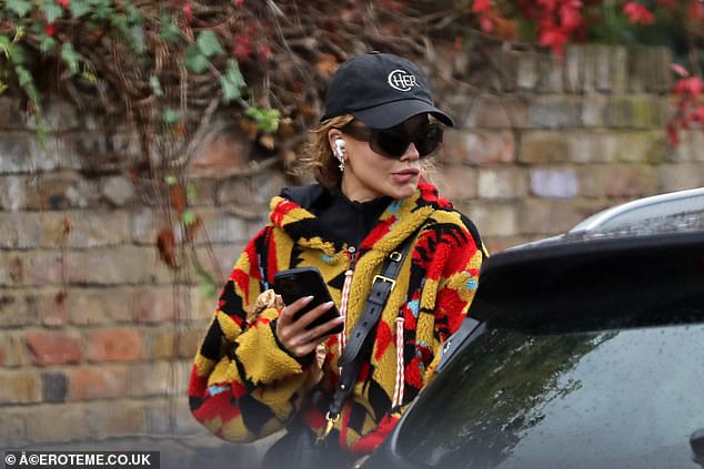 rita-ora-fotografohet-rrugeve-te-londres-pa-unazen-e-marteses-pavaresisht-kurorezimit-te-dashurise-me-taika-waititin