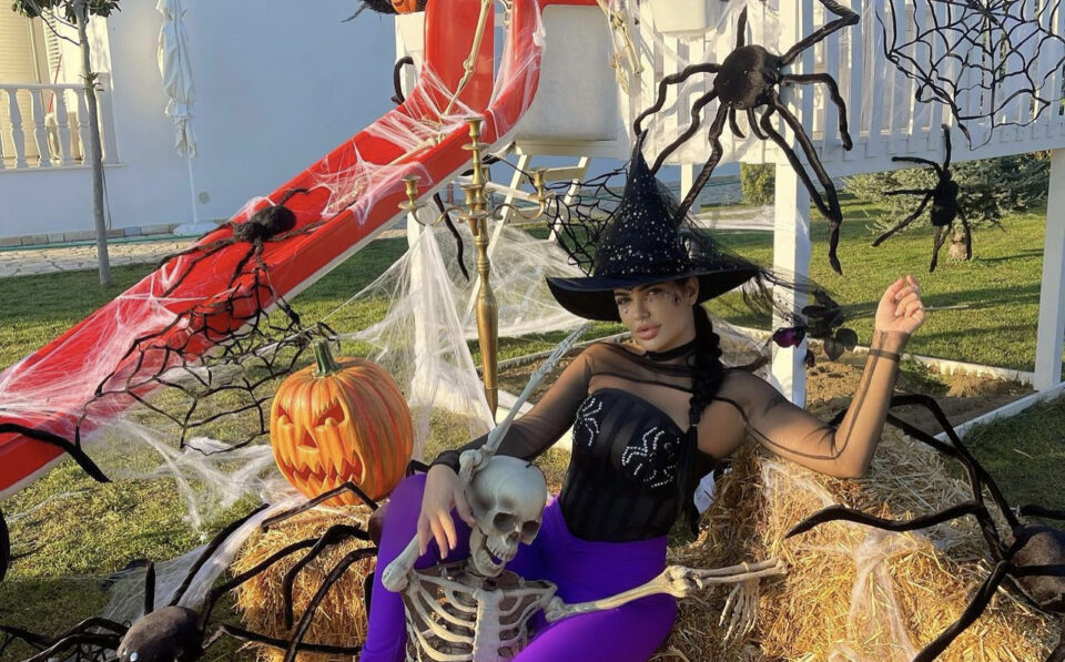 halloween-arrin-ne-shtepine-e-zaimines,-maskohet-bashke-me-femijet