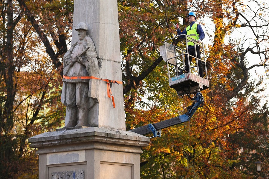 polonia-shkaterron-monumentet-e-epokes-komuniste