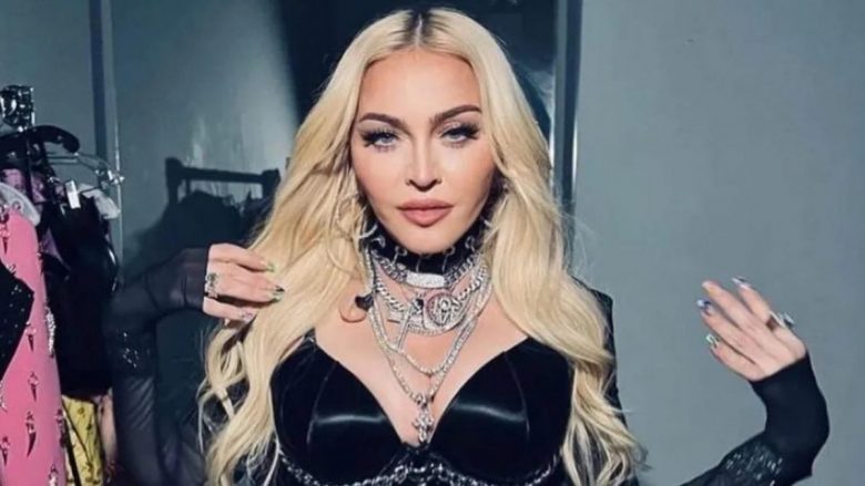 64-vjecarja-madonna-pozon-gjysme-e-zhveshur-per-te-shenuar-pervjetorin-e-30-te-te-albumit-“erotica”