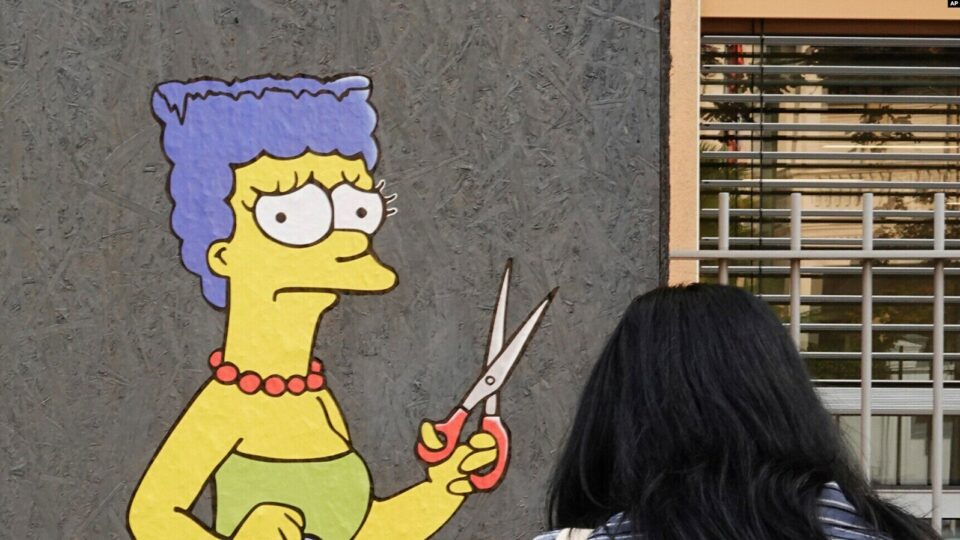 murali-me-marge-simpson-serish-prane-konsullates-iraniane-ne-milano