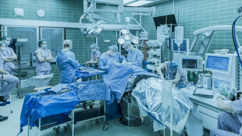 vajzes-se-re-nga-italia,-mjeket-i-heqin-tumorin-prej-70-kilogrameve-–-peshonte-me-shume-se-vet-pacientja