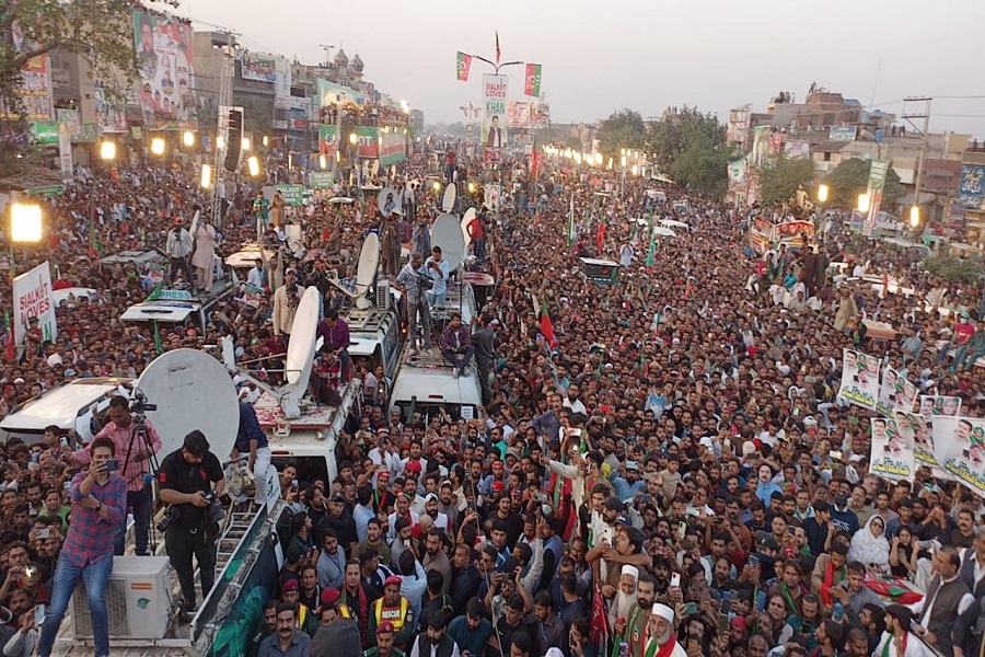 ish-kryeministri-i-pakistanit-khan-u-plagos-nga-te-shtenat-gjate-marshimit-te-gjate