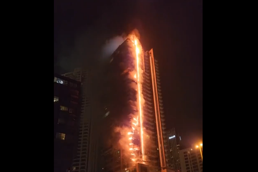 nje-zjarr-i-madh-perfshiu-nje-rrokaqiell-35-katesh-ne-dubai