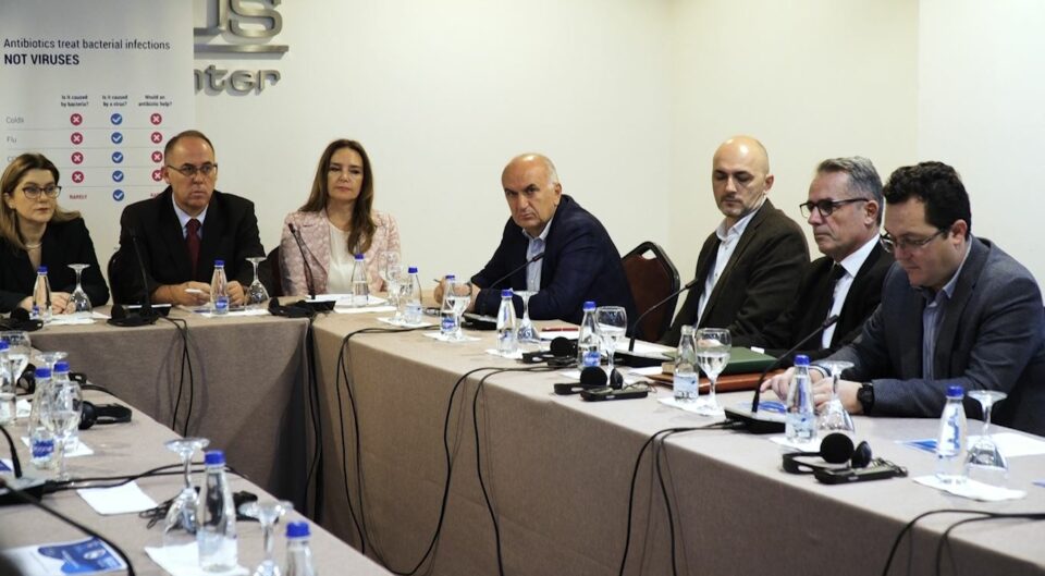 ​perdorimi-i-panevojshem-i-antibiotikeve-dhe-blerja-e-tyre-pa-recete-te-mjekut-sfide-per-shendetesine-kosovare