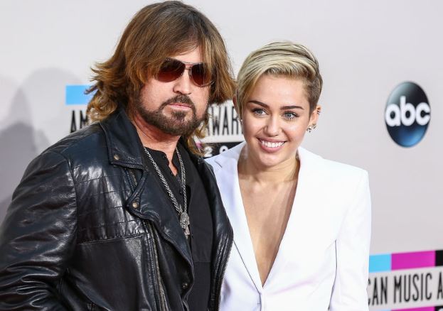 babai-i-miley-cyrus-fejohet-me-gruan-gati-30-vjet-me-te-re