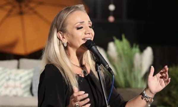 u-paraqit-si-vellai-i-saj-dhe-ia-mori-parate-dasmorit,-linda-hakaj-e-paraqet-rastin-ne-polici