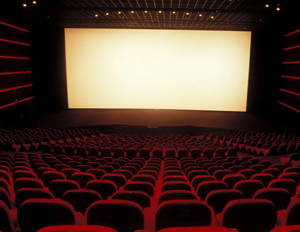 zbuloni-pse-karriget-ne-kinema-jane-me-ngjyre-te-kuqe