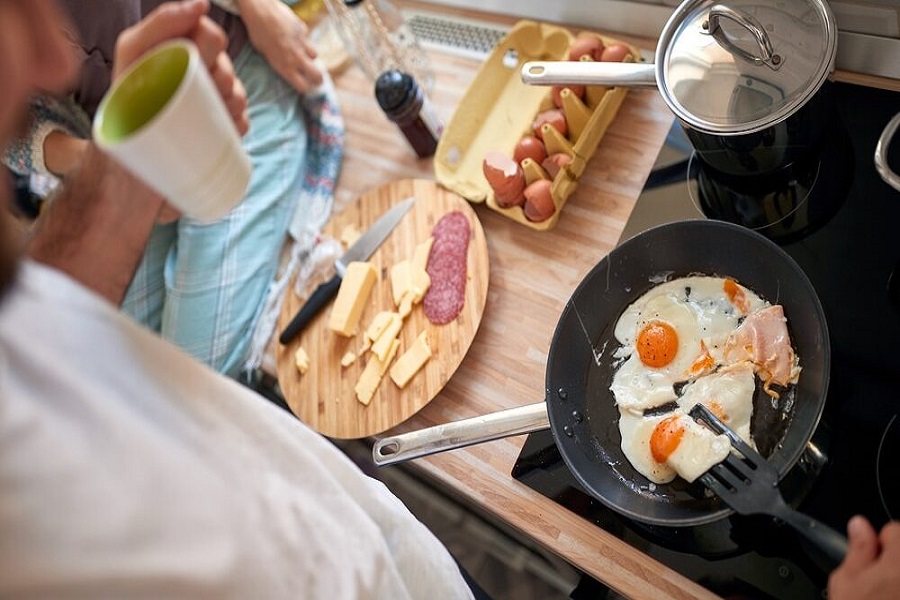 si-reagon-trupi-yne-nese-nuk-hani-ushqimin-me-kohe?