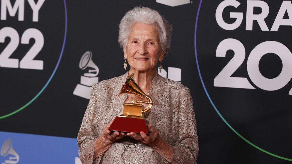 “nuk-eshte-kurre-vone,”-angela-alvarez-kurorezohet-ne-‘latin-grammy’-ne-moshen-95-vjecare