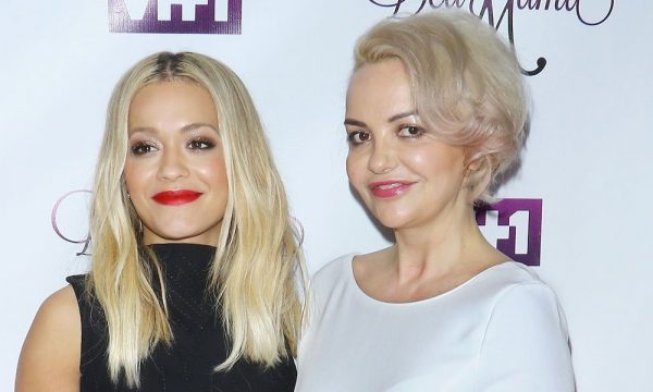 rita-ora-publikon-disa-foto-nga-divani,-vemendjen-e-merr-komenti-i-nenes-se-saj