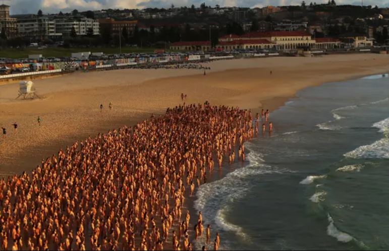 video|-2,500-persona-pozojne-lakuriq-ne-australi,-pasi-plazhi-bondi-u-shpall-plazh-nudo
