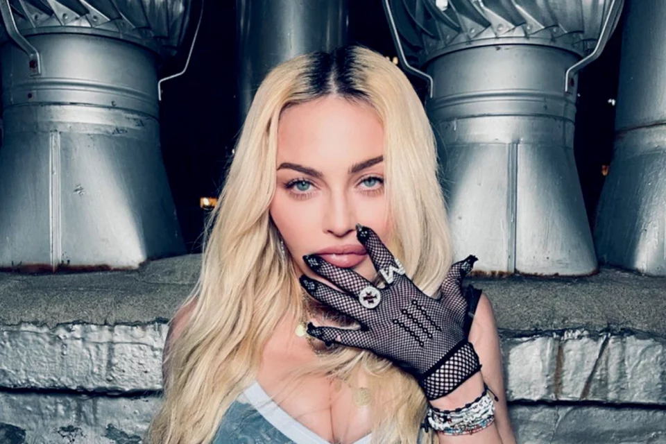 madonna-publikon-foton-e-rralle-me-6-femijet-e-saj