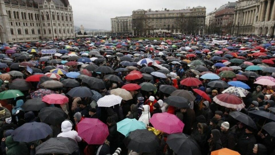 mijera-mesimdhenes-ne-hungari-protestojne-duke-kerkuar-reformen-ne-arsim