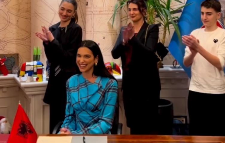 video|-dua-lipa-merr-nenshtetesine-shqiptare,-moment-nga-ceremonia-e-betimit