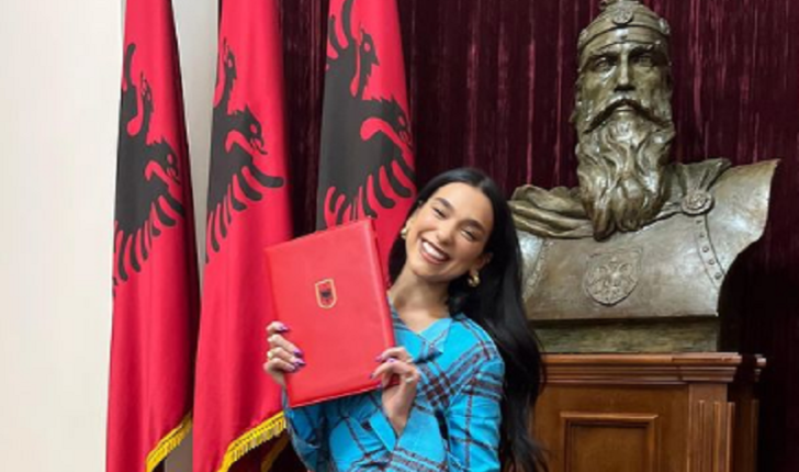 dua-lipa-pasi-mori-nenshtetesine-shqiptare:-faleminderit,-po-ndihem-shume-krenare