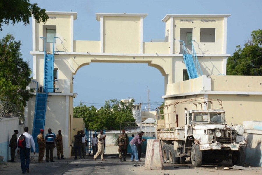 te-shtena-dhe-shperthim-ne-nje-hotel-prane-pallatit-presidencial-ne-mogadishu