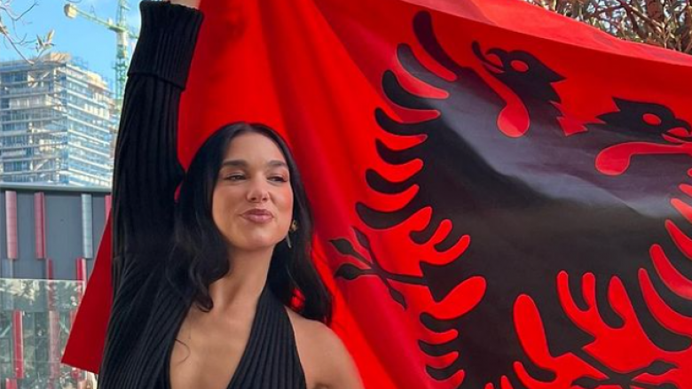 dua-lipa-pozon-plot-krenari-me-flamurin-kuq-e-zi:-e-lumtur-qe-jam-ne-tirane-si-qytetarja-me-e-re