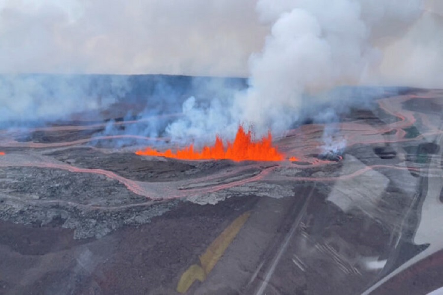vullkani-me-i-madh-ne-bote-nxjerr-llave-60-metra-ne-ajer:-“pergatituni-per-me-te-keqen”