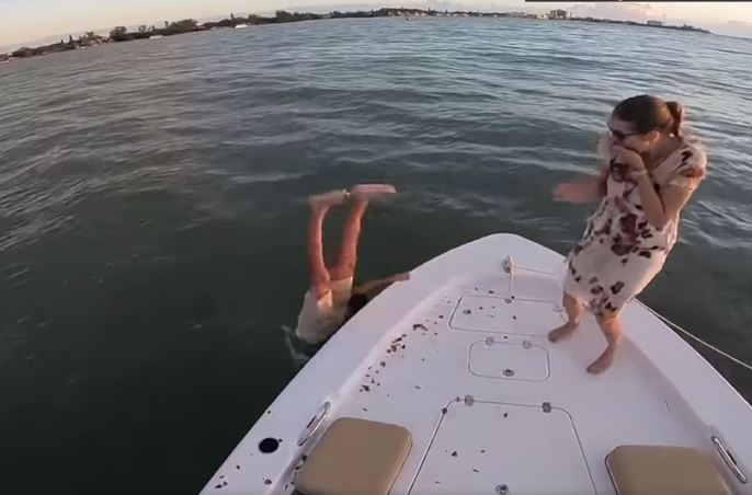 video|-tentoi-te-rikrijonte-skenen-e-“titanic-ut”,-bie-ne-det-teksa-po-i-propozonte-te-dashures