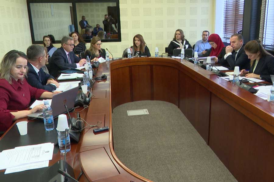 opozita-kerkon-doreheqje-morale-per-vrasjen-e-shtatzenes-para-klinikes-se-gjinekologjise
