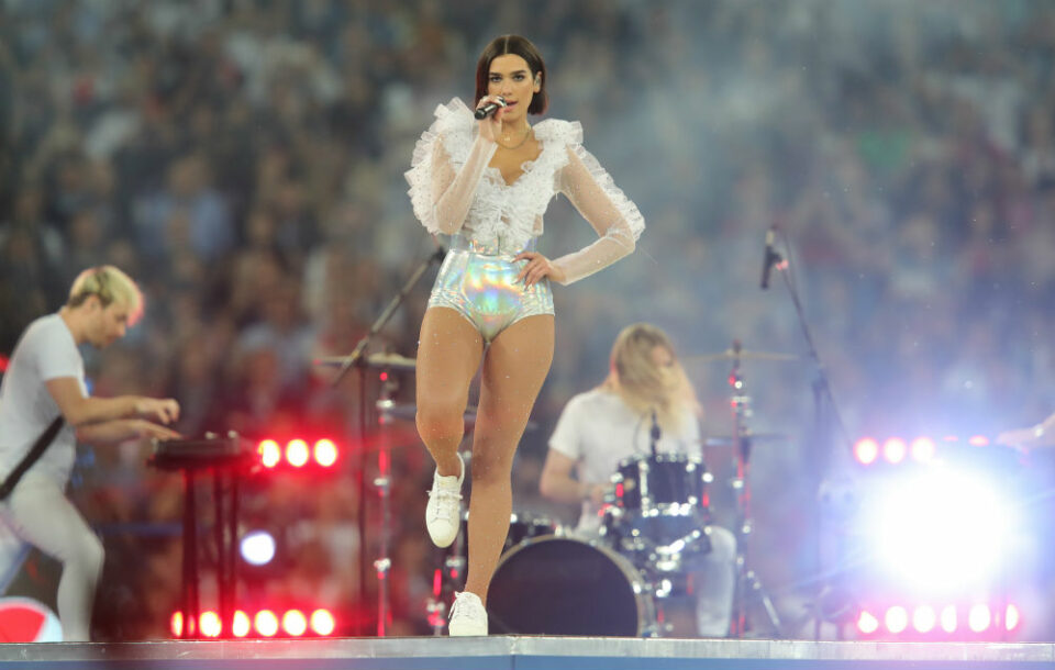 dua-lipa-kritikon-serish-spekulimet-per-kupen-e-botes