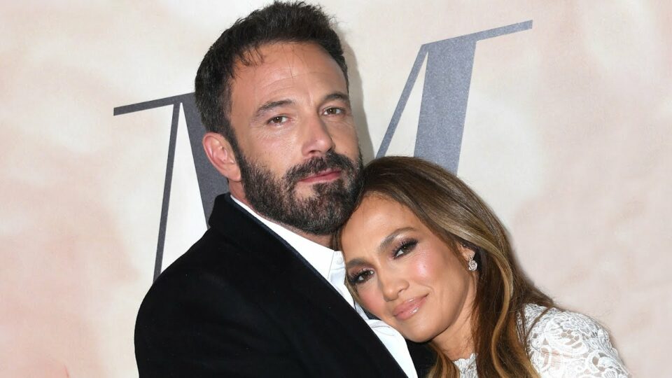 jennifer-lopez-zbulon-mesazhin-qe-ia-shkroi-burri-i-saj-ne-unaze
