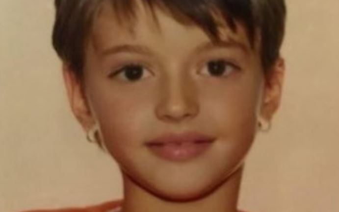 personi-ne-foto-sot-eshte-kengetarja-e-njohur-shqiptare
