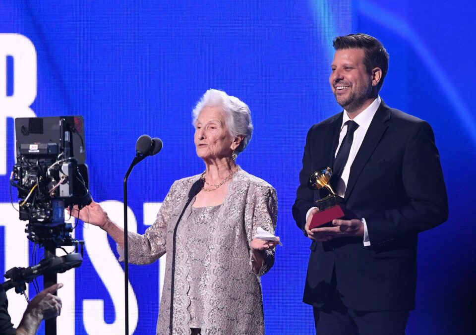 iu-ndalua-te-kendonte-ne-femijeri,-e-moshuara-fiton-cmimin-grammy-ne-moshen-95-vjecare