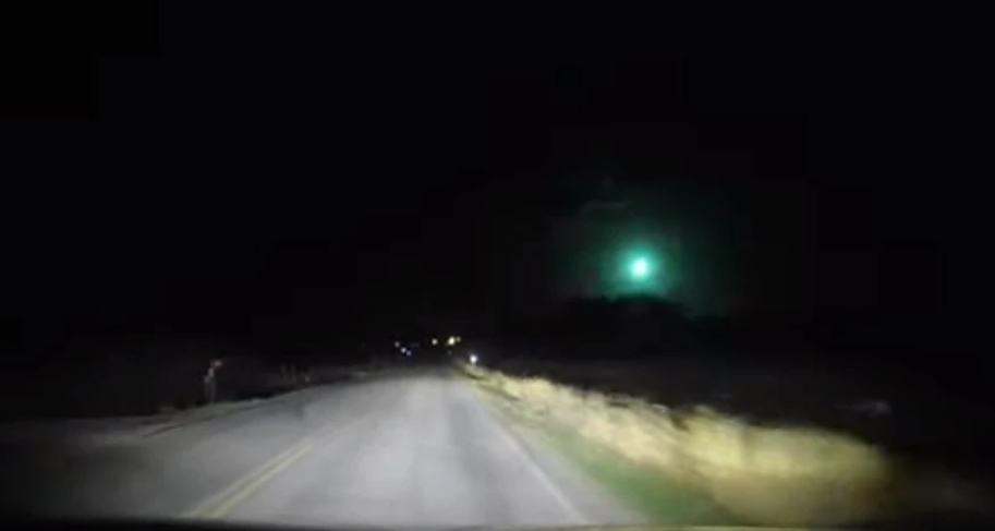 momenti-mbreselenes-kapet-ne-kamera,-shikoni-si-duket-nje-meteor-qe-bie